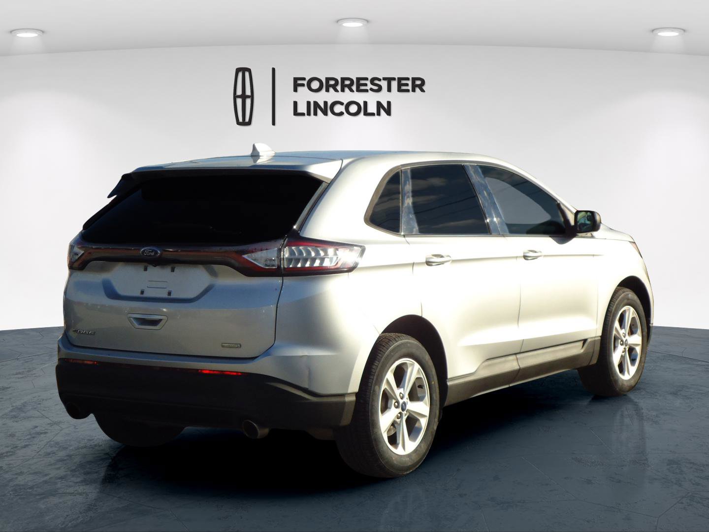Used 2018 Ford Edge SE image 3