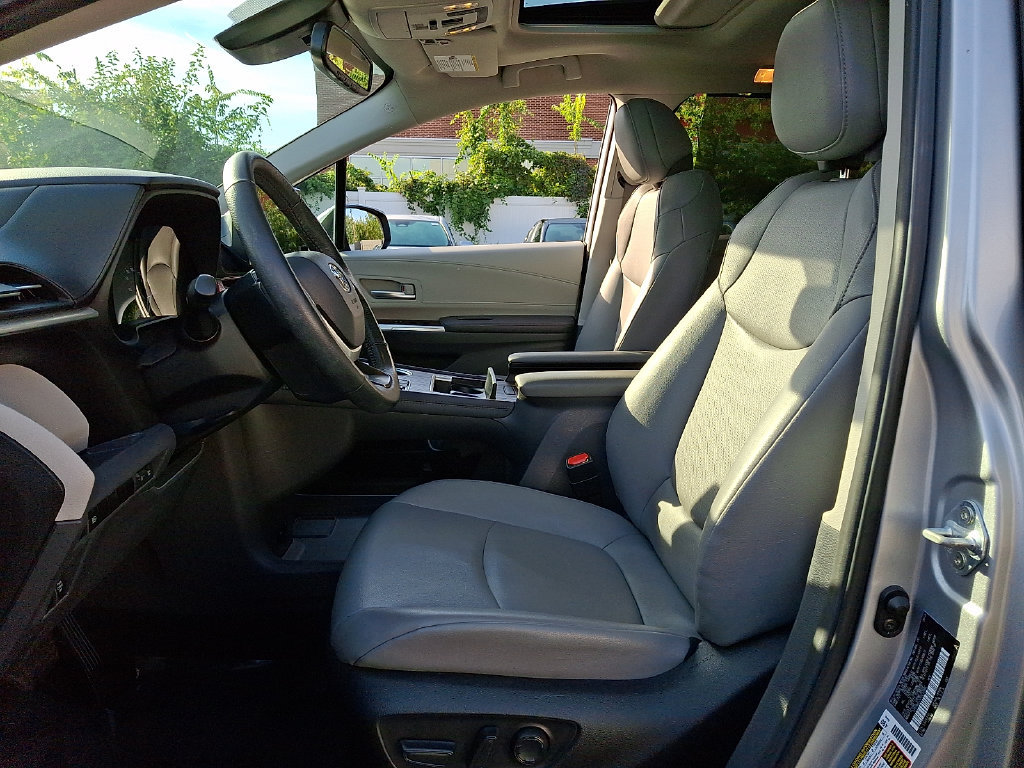 Used 2024 Toyota Sienna XLE FWD image 13