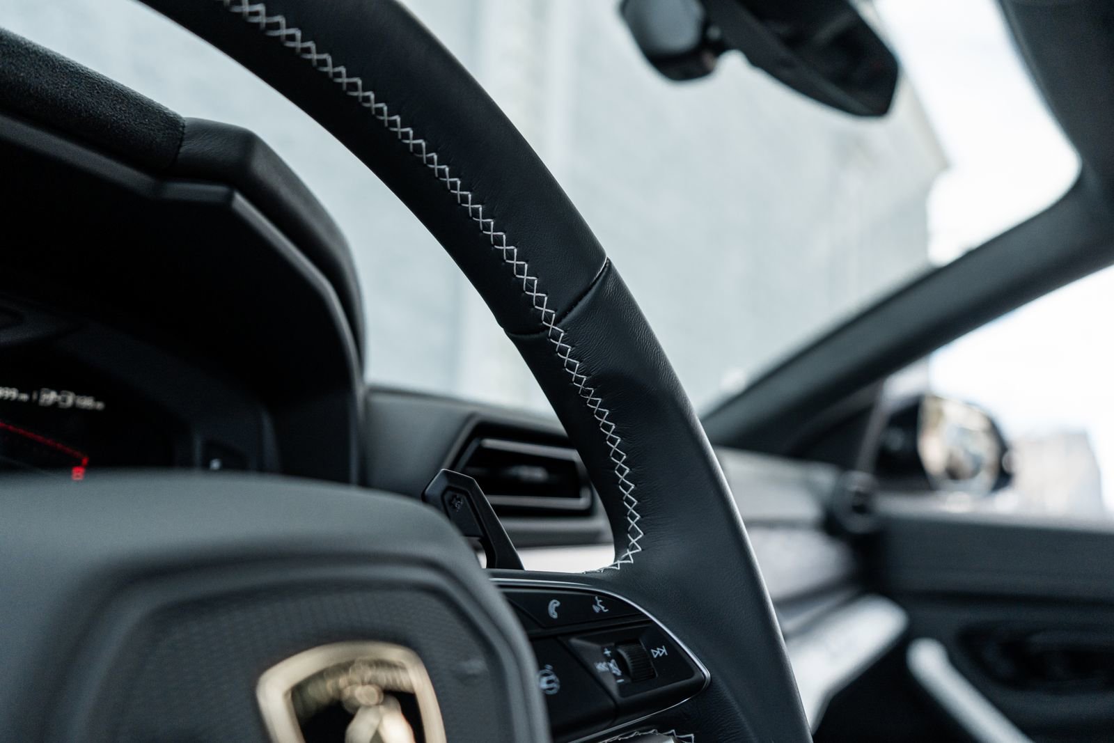 Used 2025 Lamborghini Urus SE image 33