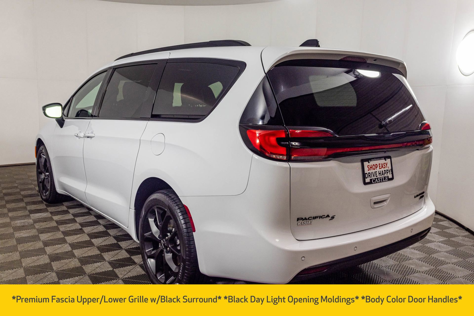 Used 2023 Chrysler Pacifica Limited w/ Uconnect Theater Family Group image 23