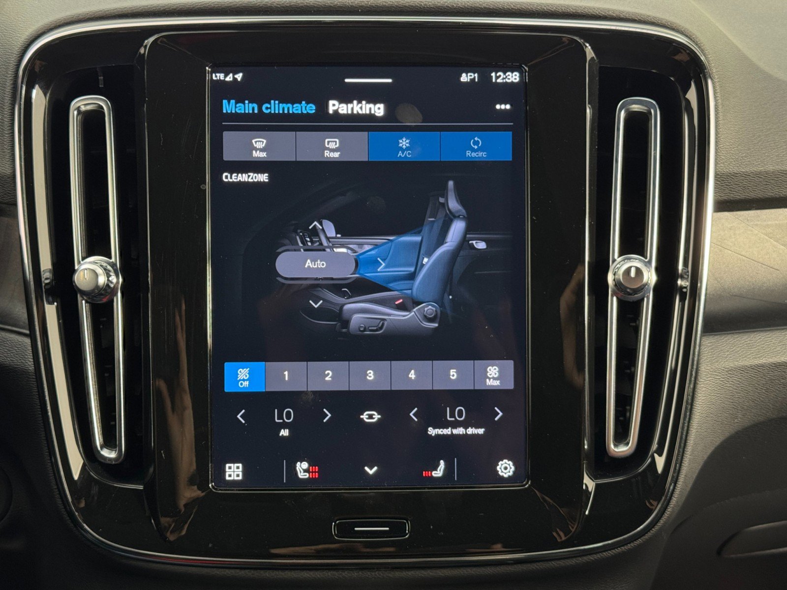 Used 2023 Volvo C40 P8 Recharge Ultimate image 25