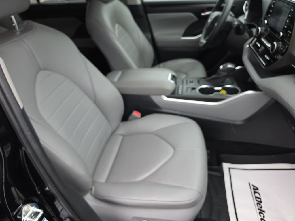 Used 2020 Toyota Highlander XLE AWD/4WD image 30