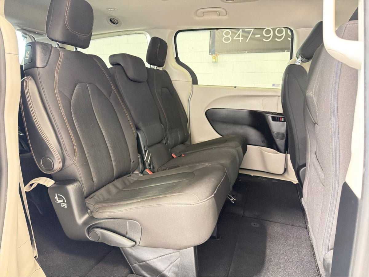 Used 2020 Chrysler Pacifica Touring w/ Tire & Wheel Group FWD image 16