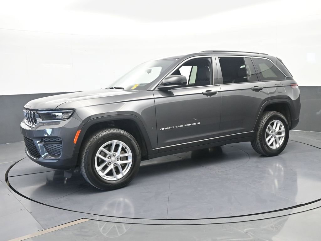 Used 2025 Jeep Grand Cherokee Laredo X RWD image 2