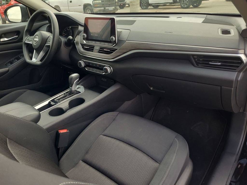 Used 2025 Nissan Altima 2.5 SV FWD image 30