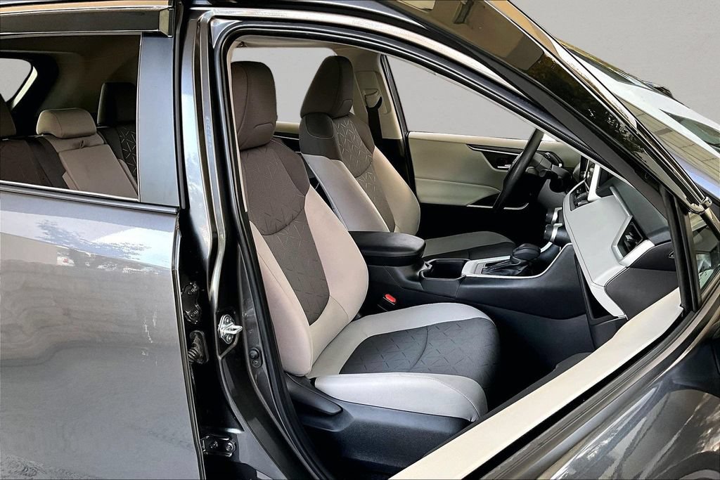 Used 2025 Toyota RAV4 XLE w/ Convenience Package FWD image 32