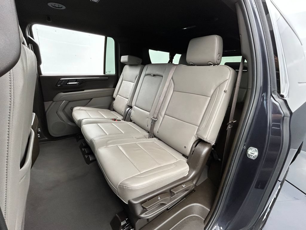 Used 2025 Chevrolet Suburban LT RWD image 30