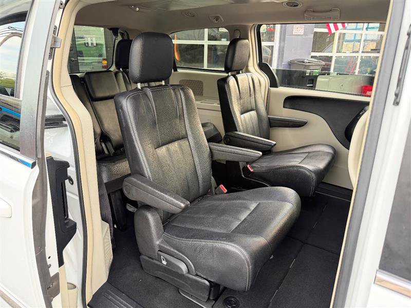 Used 2016 Chrysler Town & Country Touring FWD image 17
