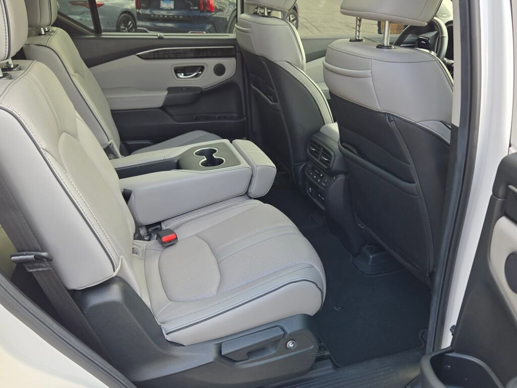 Used 2025 Honda Pilot Elite image 12