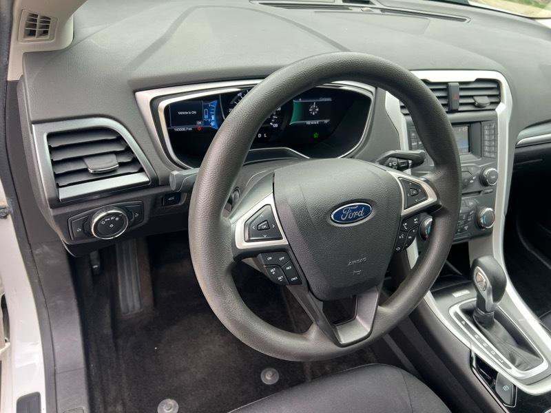 Used 2015 Ford Fusion SE FWD image 11