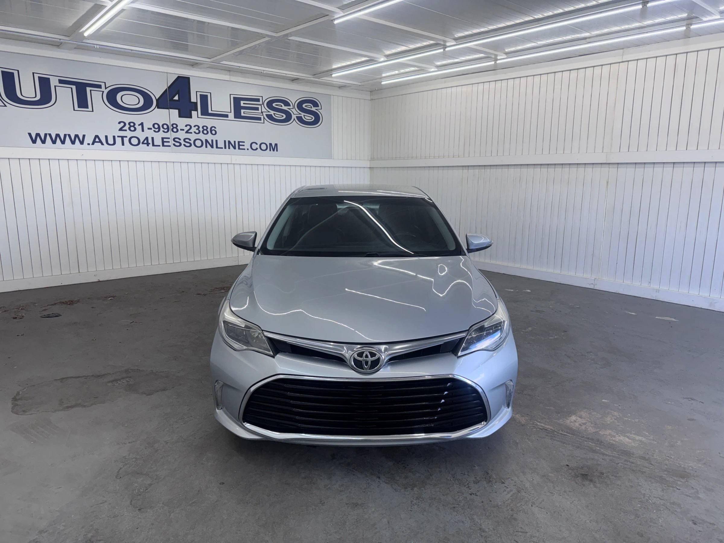 Used 2016 Toyota Avalon XLE FWD image 2