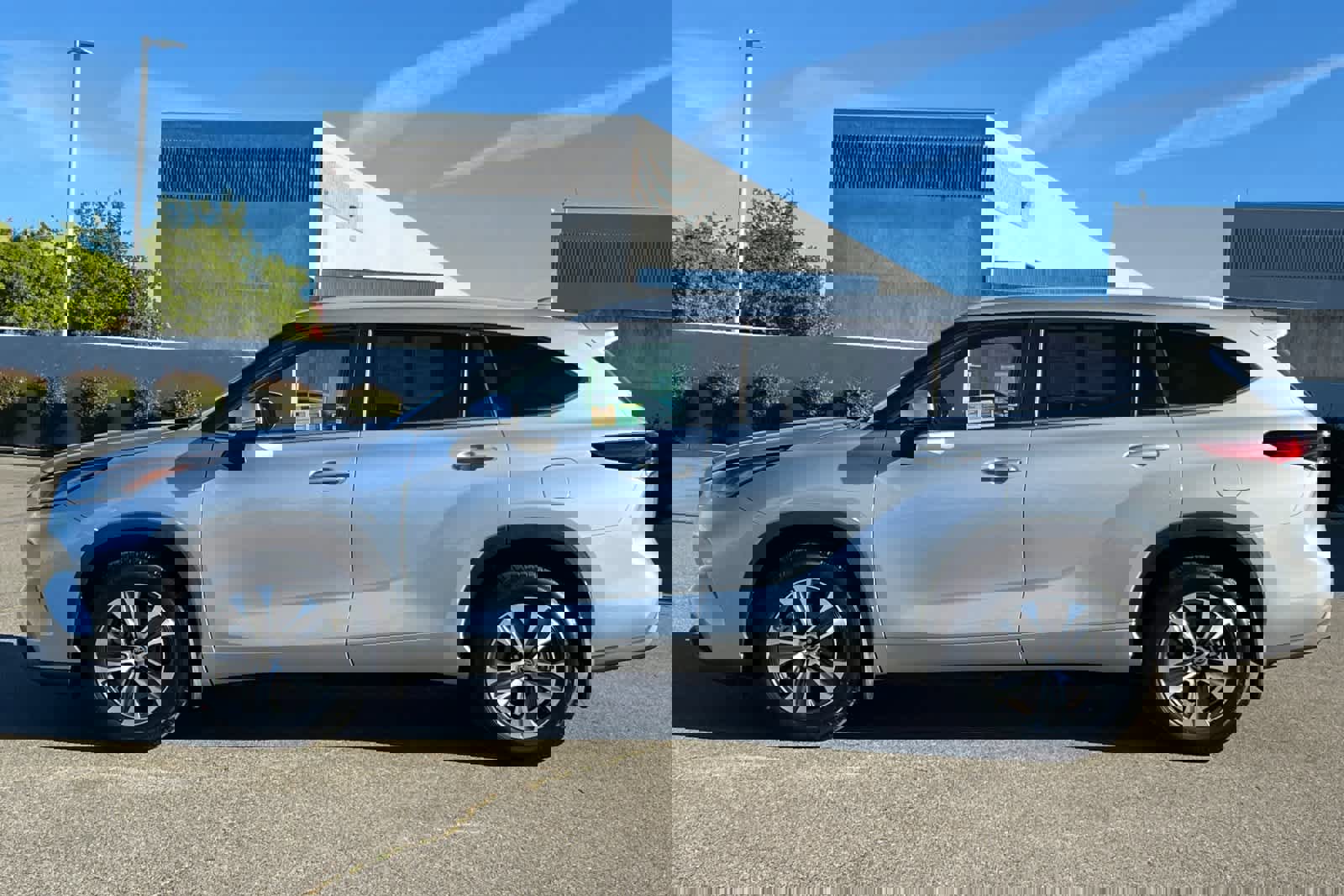 Used 2023 Toyota Highlander XLE image 9