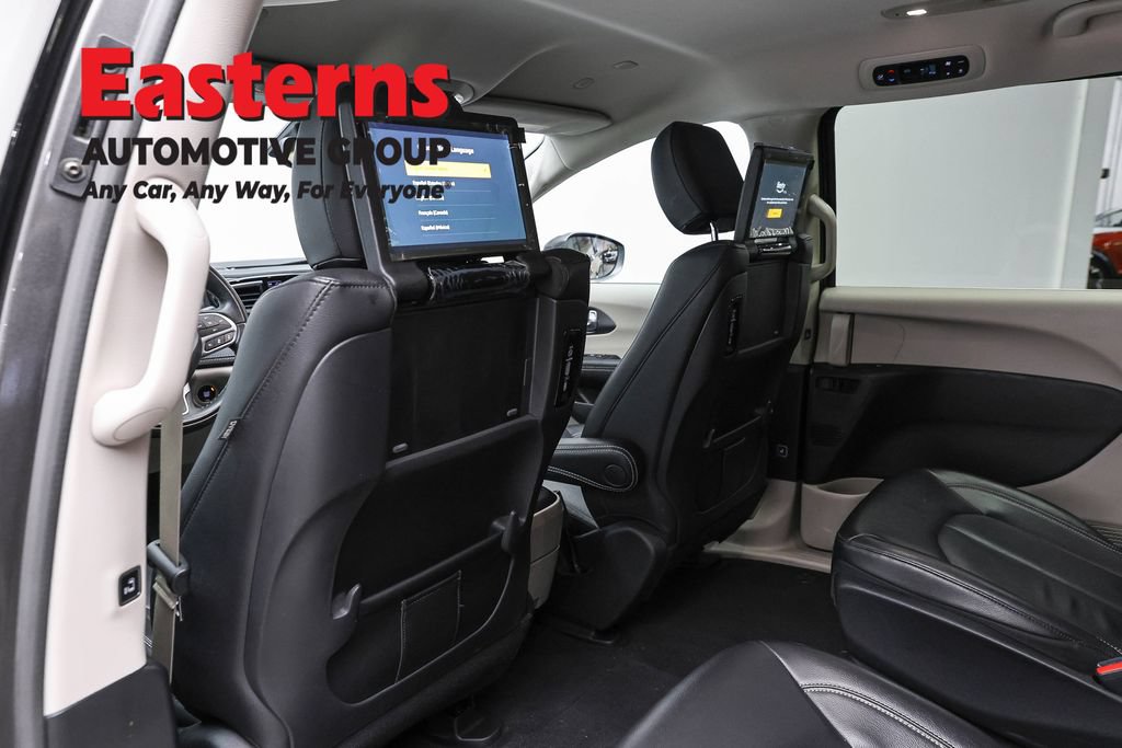 Used 2022 Chrysler Pacifica Touring-L w/ Uconnect Theater Family Group FWD image 23