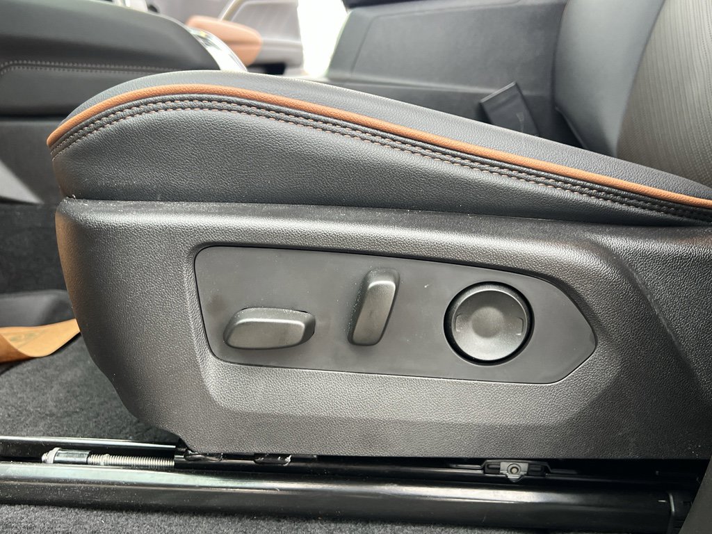 Used 2025 GMC Canyon AT4 w/ Nightfall Edition image 16