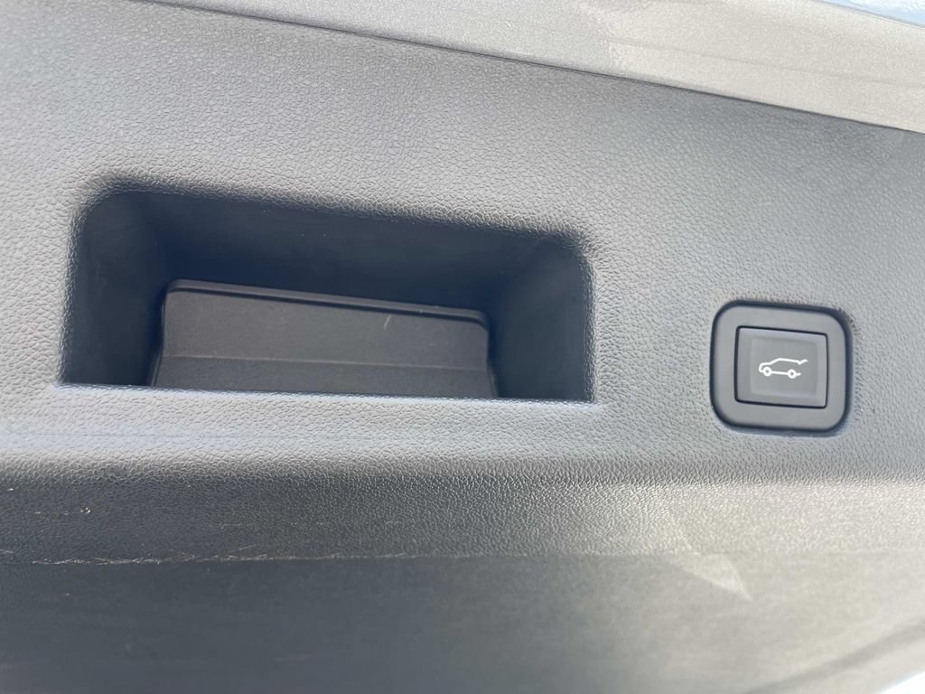 Used 2024 Chevrolet Traverse LT w/ LPO, Floor Liner Package FWD image 12