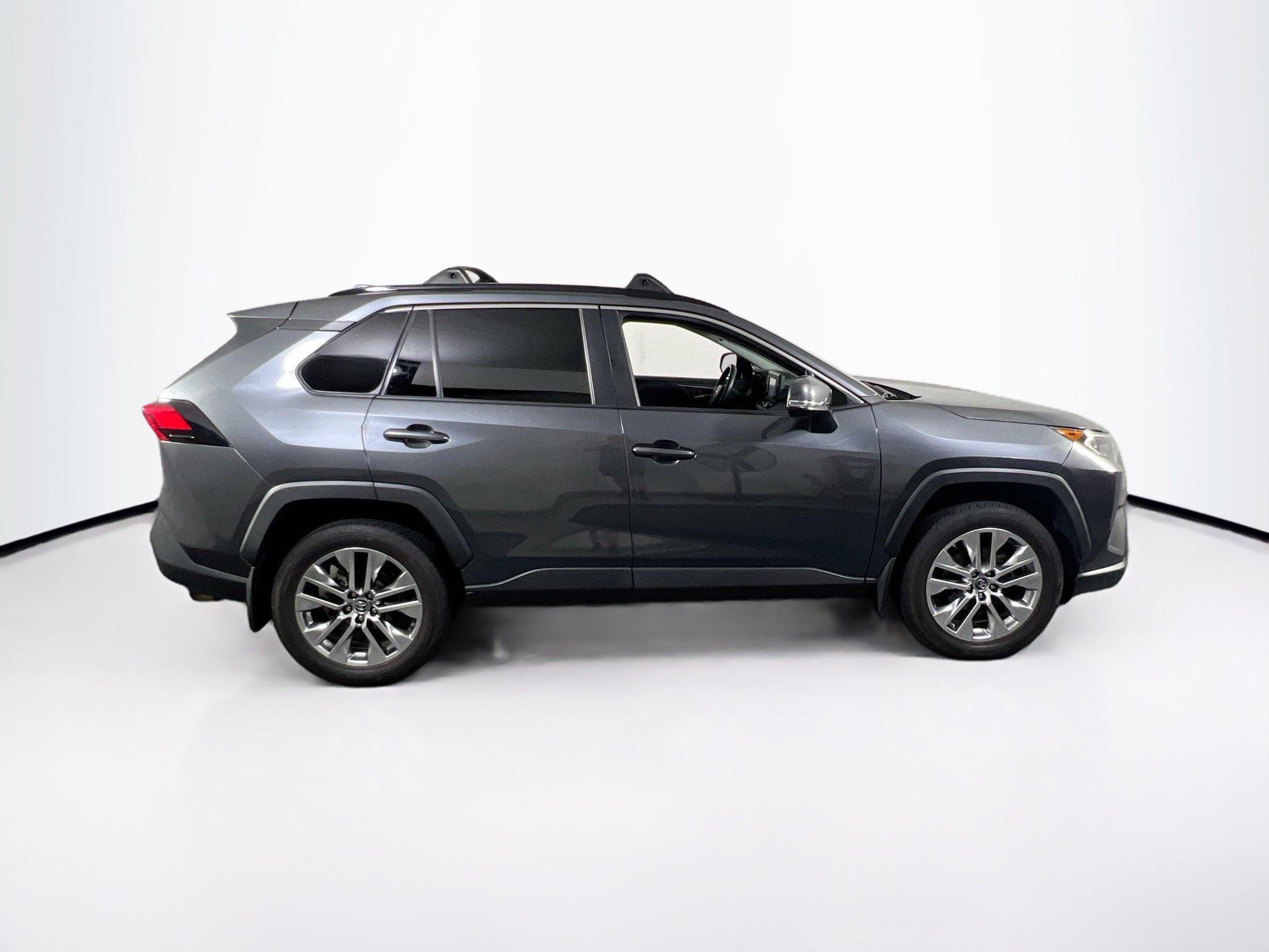 Used 2019 Toyota RAV4 XLE Premium w/ Cold Weather Package AWD/4WD image 4