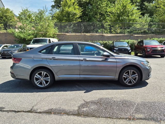 Used 2024 Volkswagen Jetta SE FWD image 4