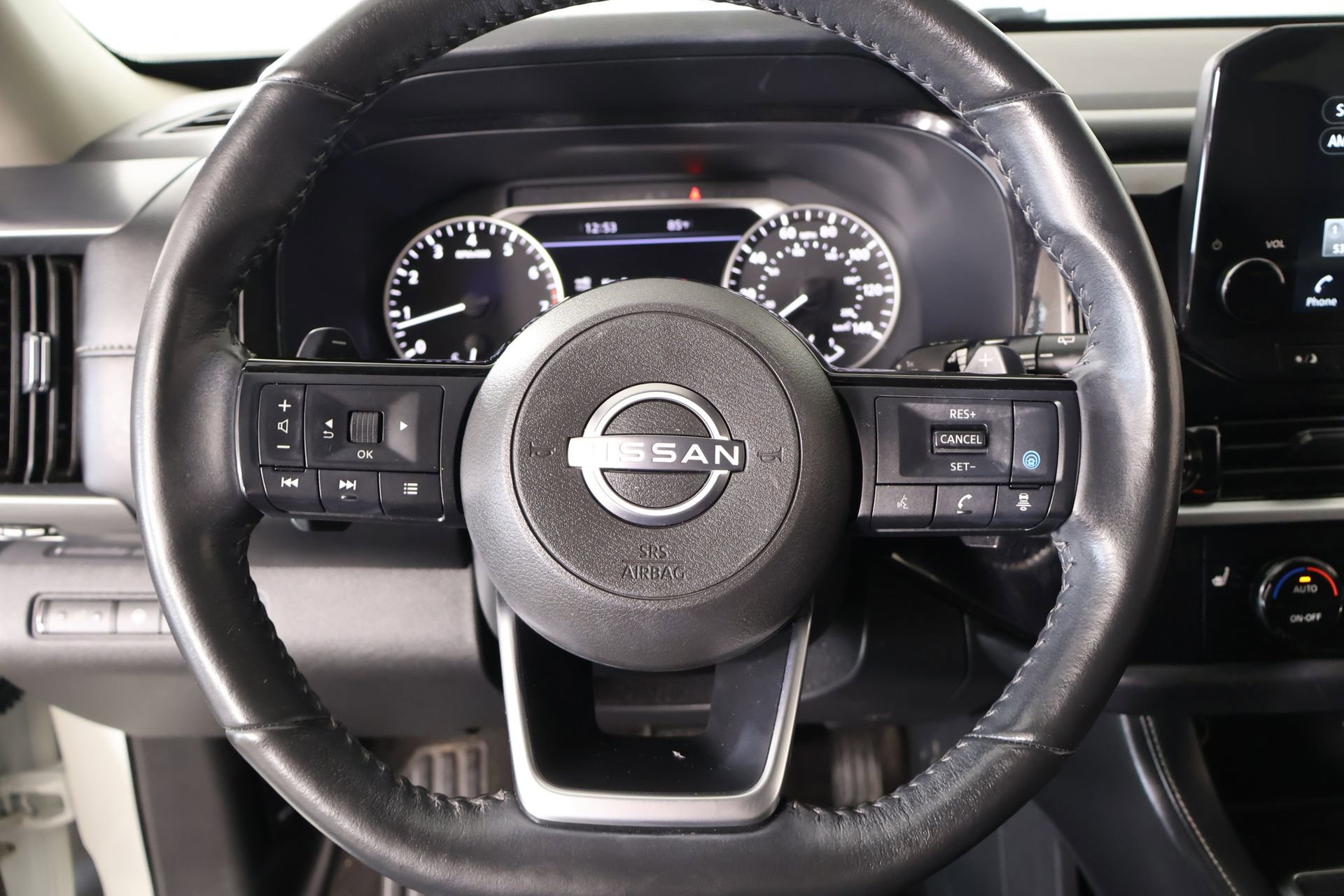 Used 2024 Nissan Pathfinder SL FWD image 3