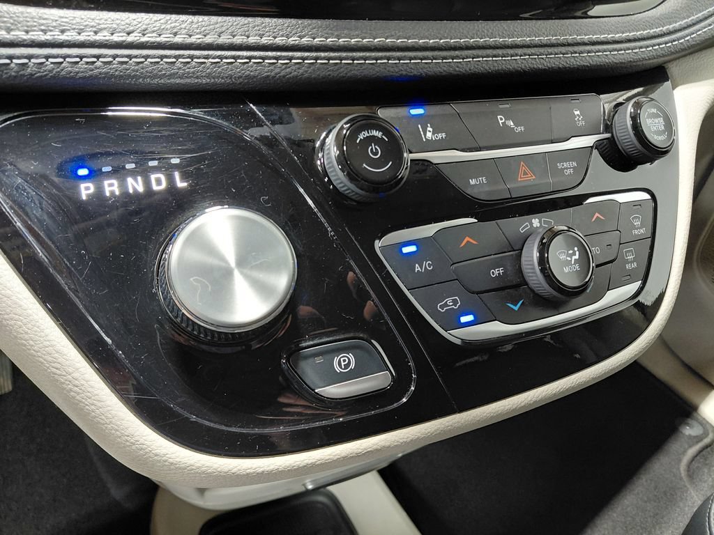 Certified 2024 Chrysler Pacifica Limited FWD image 36