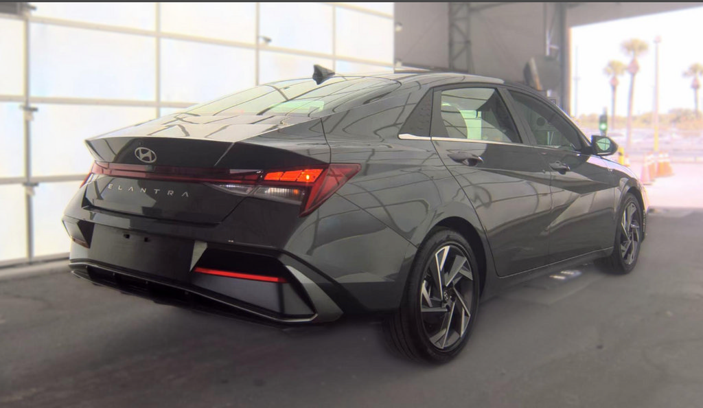 Used 2025 Hyundai Elantra SEL FWD image 5