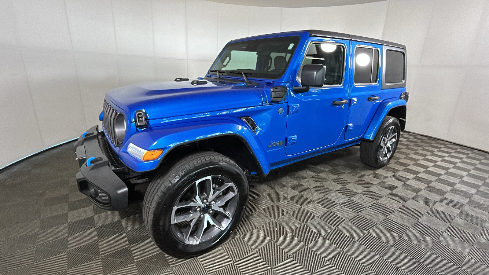 Used 2024 Jeep Wrangler Unlimited w/ Convenience Group AWD/4WD image 8