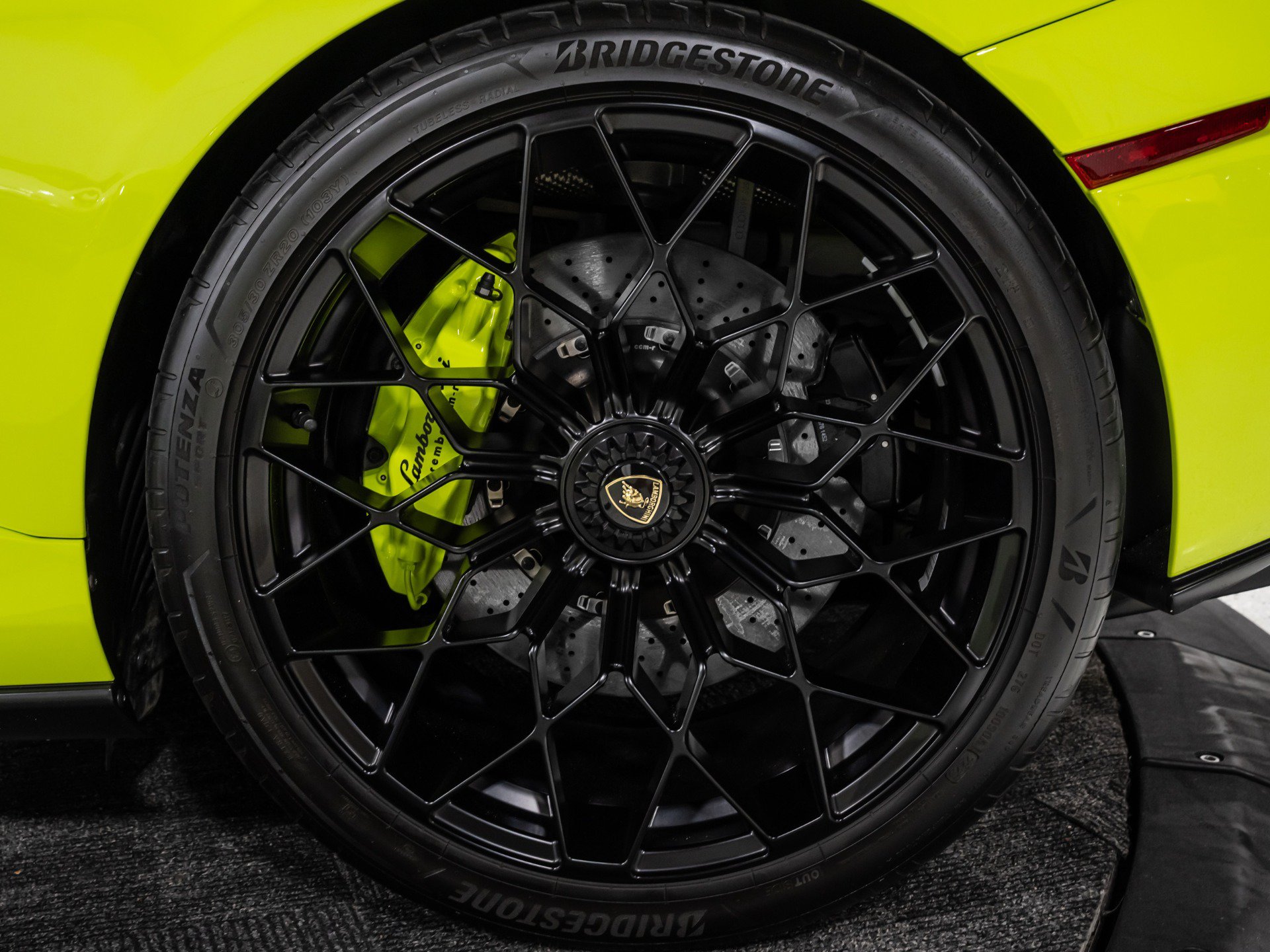 Used 2023 Lamborghini Huracan STO RWD image 32
