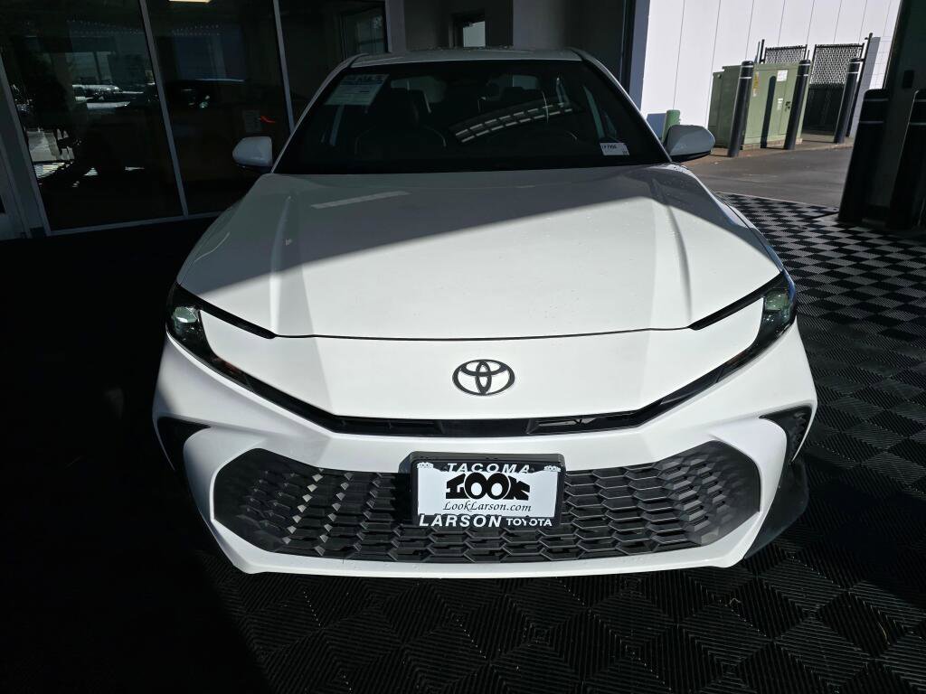Used 2025 Toyota Camry SE image 8