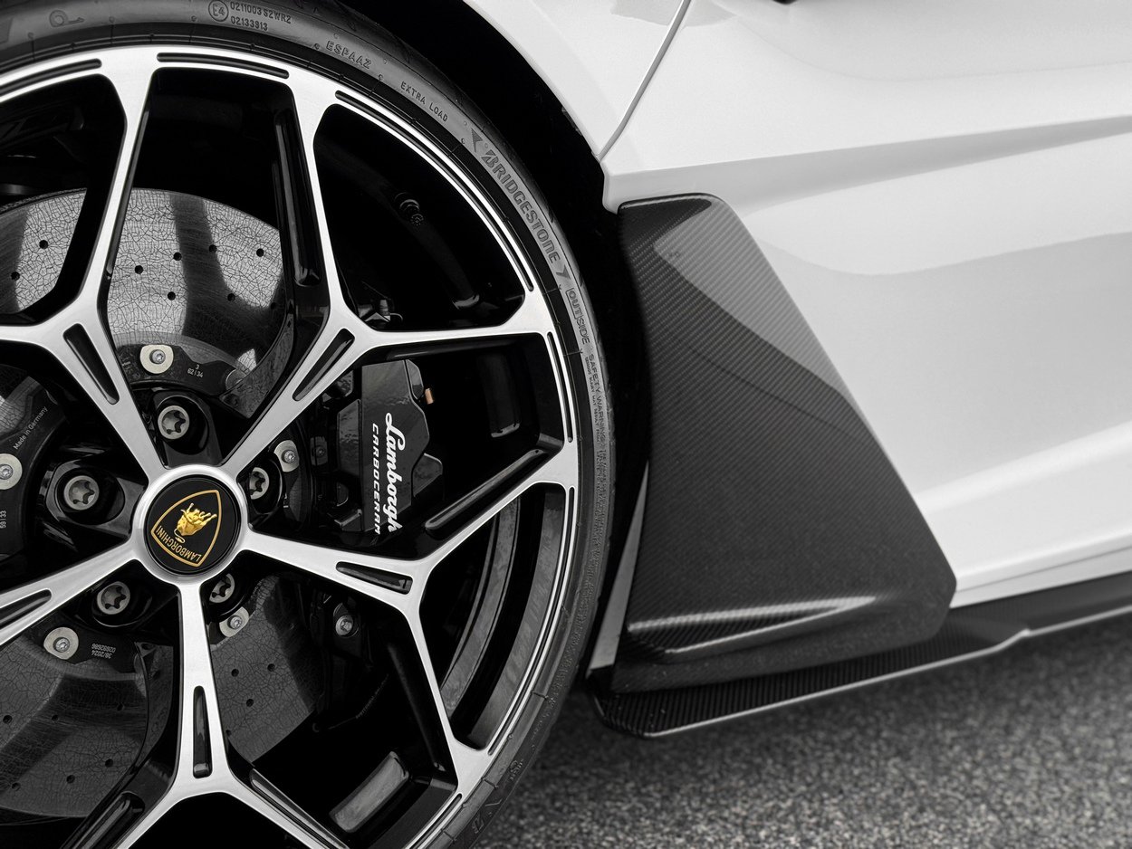 Used 2025 Lamborghini Revuelto image 41