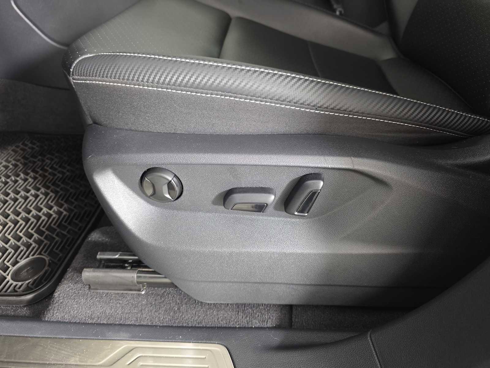 Used 2023 Volkswagen Atlas Cross Sport SE w/ Panoramic Sunroof Package image 24