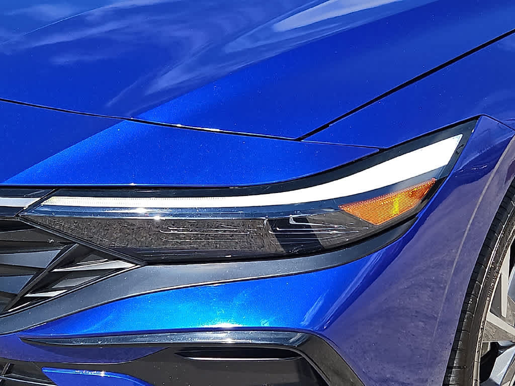 Used 2025 Hyundai Elantra Limited FWD image 8
