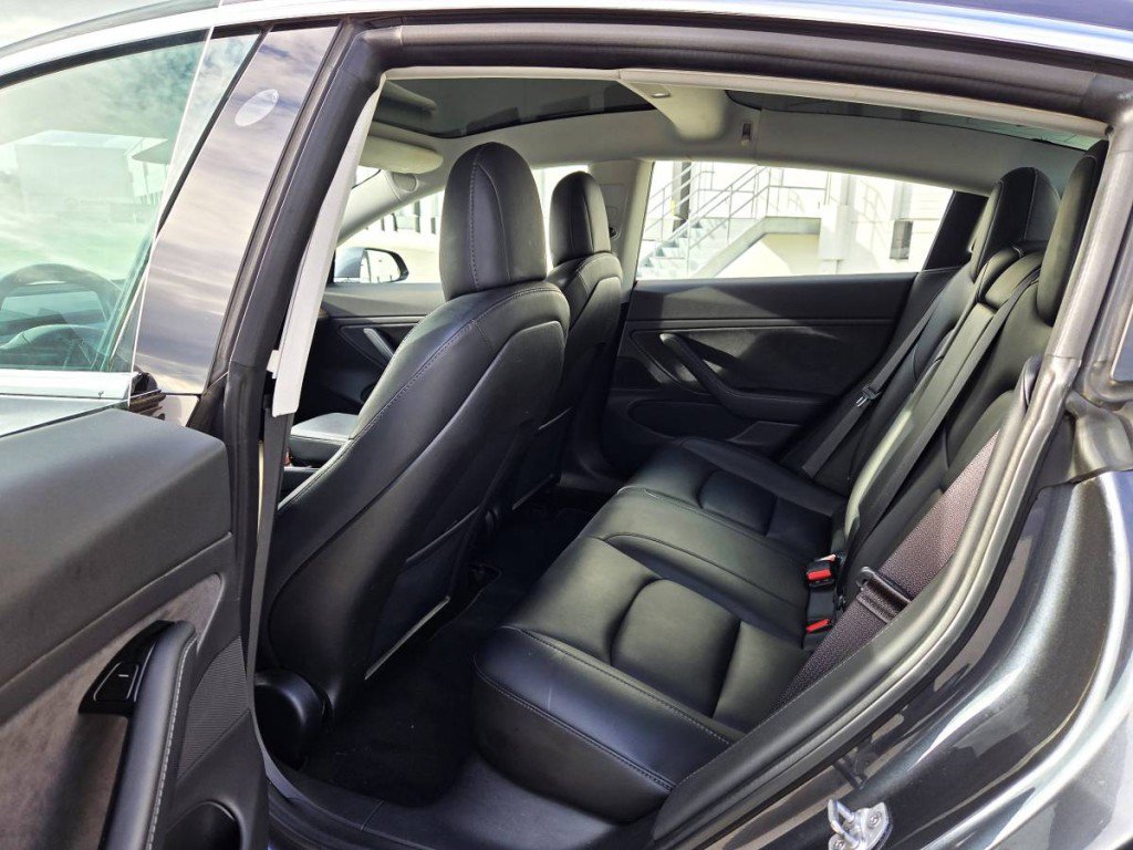 Used 2018 Tesla Model 3 Long Range image 9