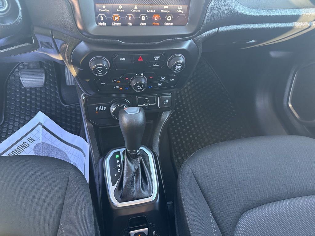 Used 2023 Jeep Renegade Latitude w/ Sun & Fun Group AWD/4WD image 17