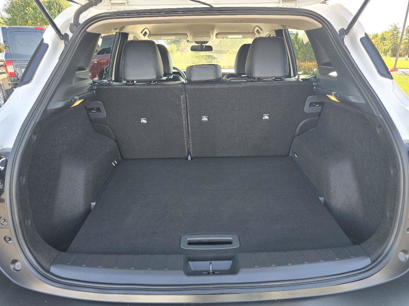 Used 2025 Nissan Kicks SR FWD image 11