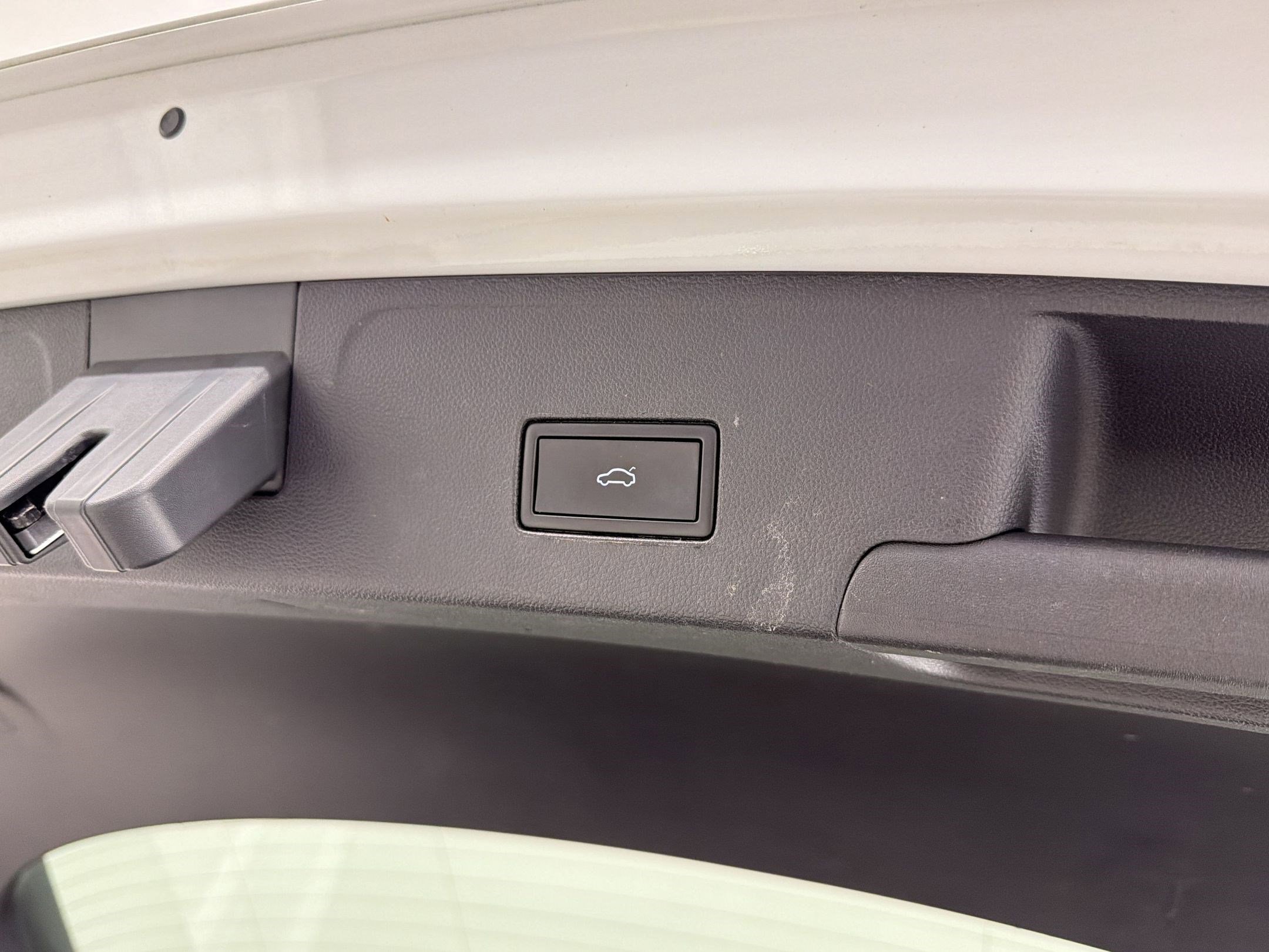 Used 2022 Volkswagen Atlas Cross Sport SEL R-Line image 34