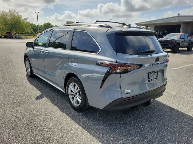 Used 2023 Toyota Sienna XLE Woodland Edition image 3