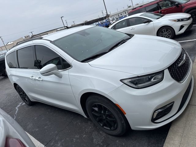 Used 2022 Chrysler Pacifica Touring-L image 4