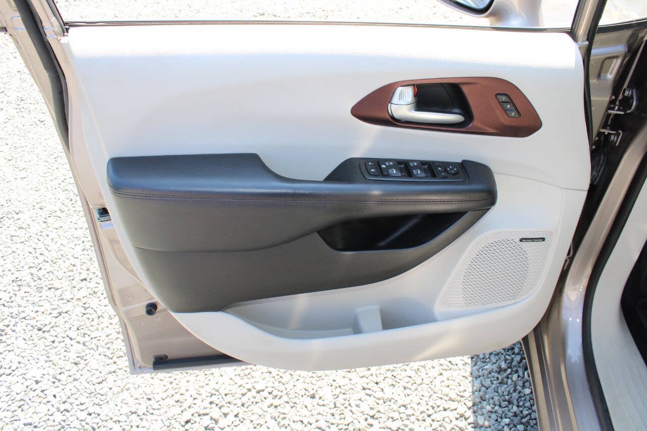 Used 2017 Chrysler Pacifica Limited FWD image 25