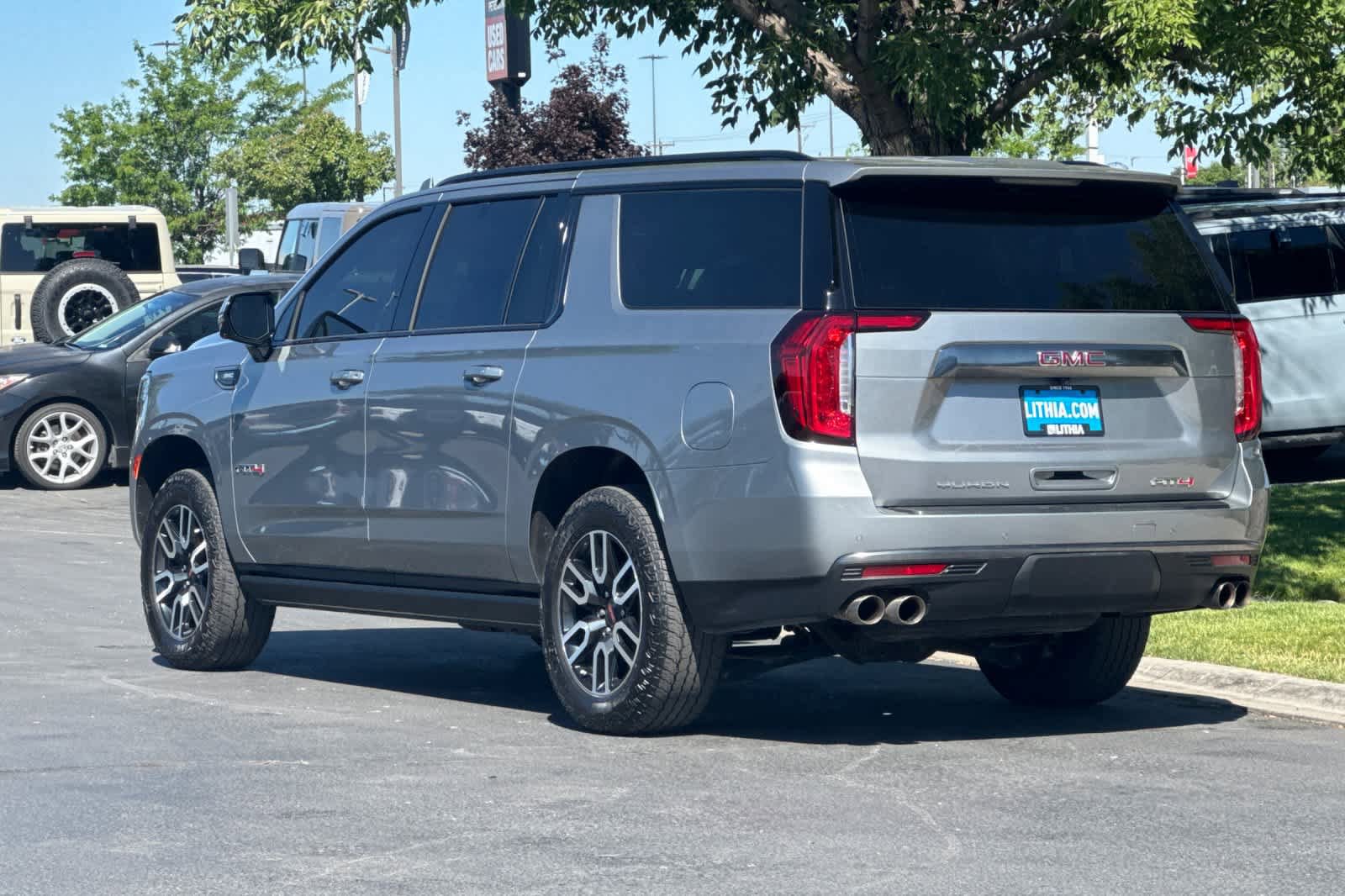 Used 2023 GMC Yukon XL AT4 w/ AT4 Premium Plus Package AWD/4WD image 6
