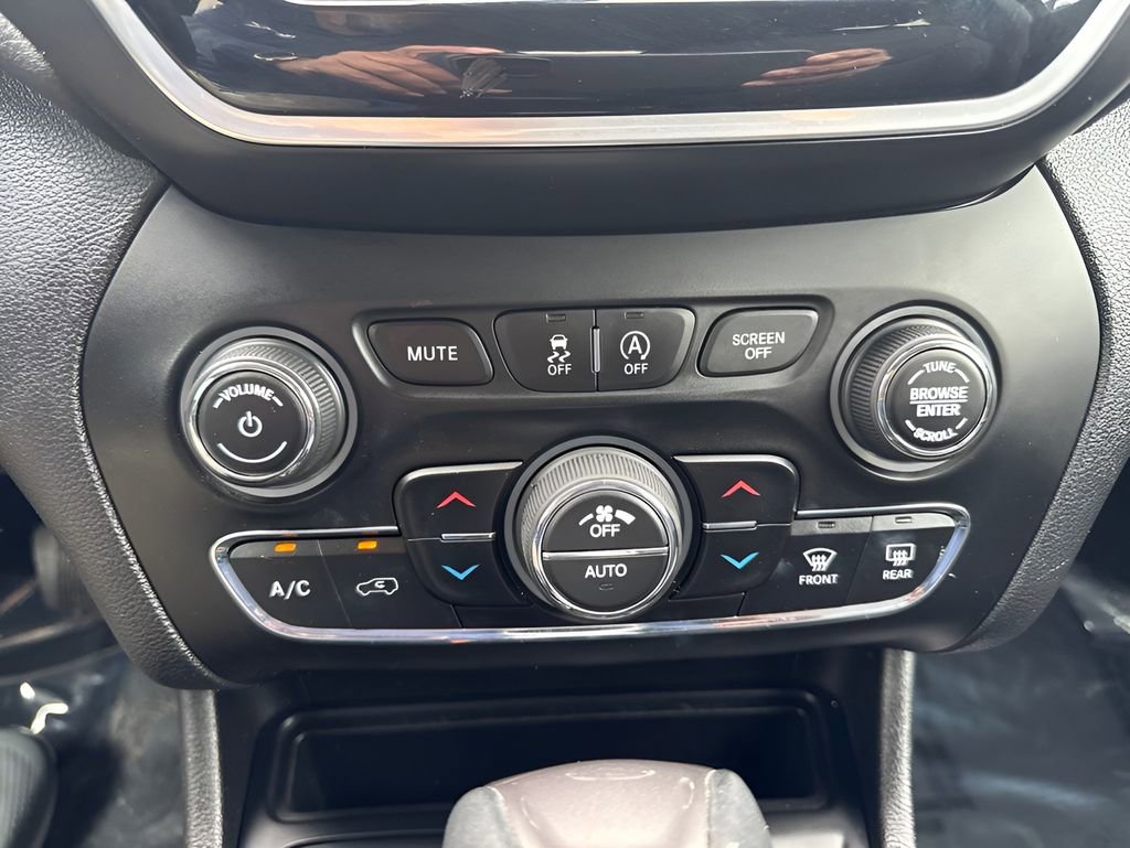 Used 2019 Jeep Cherokee Limited FWD image 19