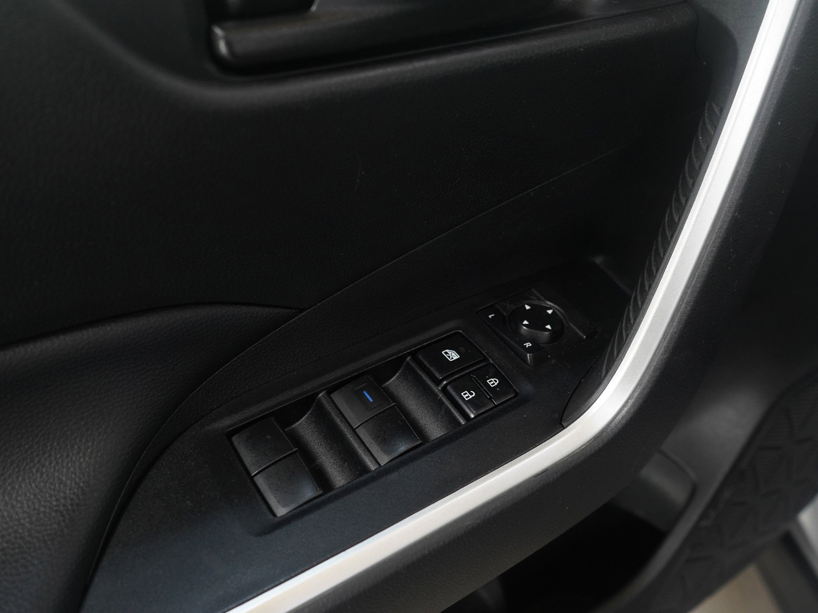 Used 2021 Toyota RAV4 LE image 20