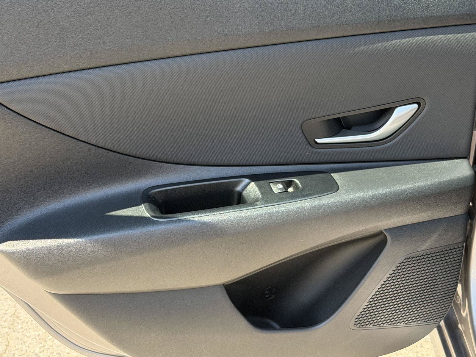 Used 2023 Hyundai Elantra SEL w/ Convenience Package FWD image 9