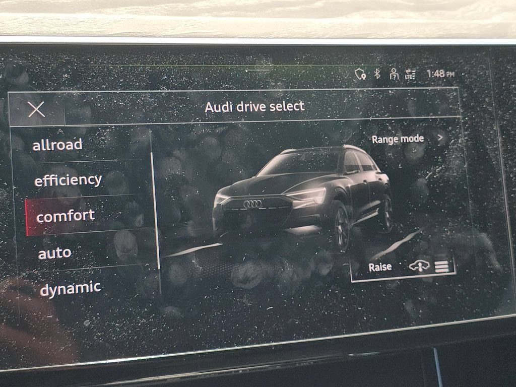 Used 2023 Audi e-tron Premium Plus w/ Premium Plus Package AWD/4WD image 32