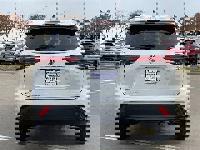 Used 2022 Toyota Highlander LE image 5