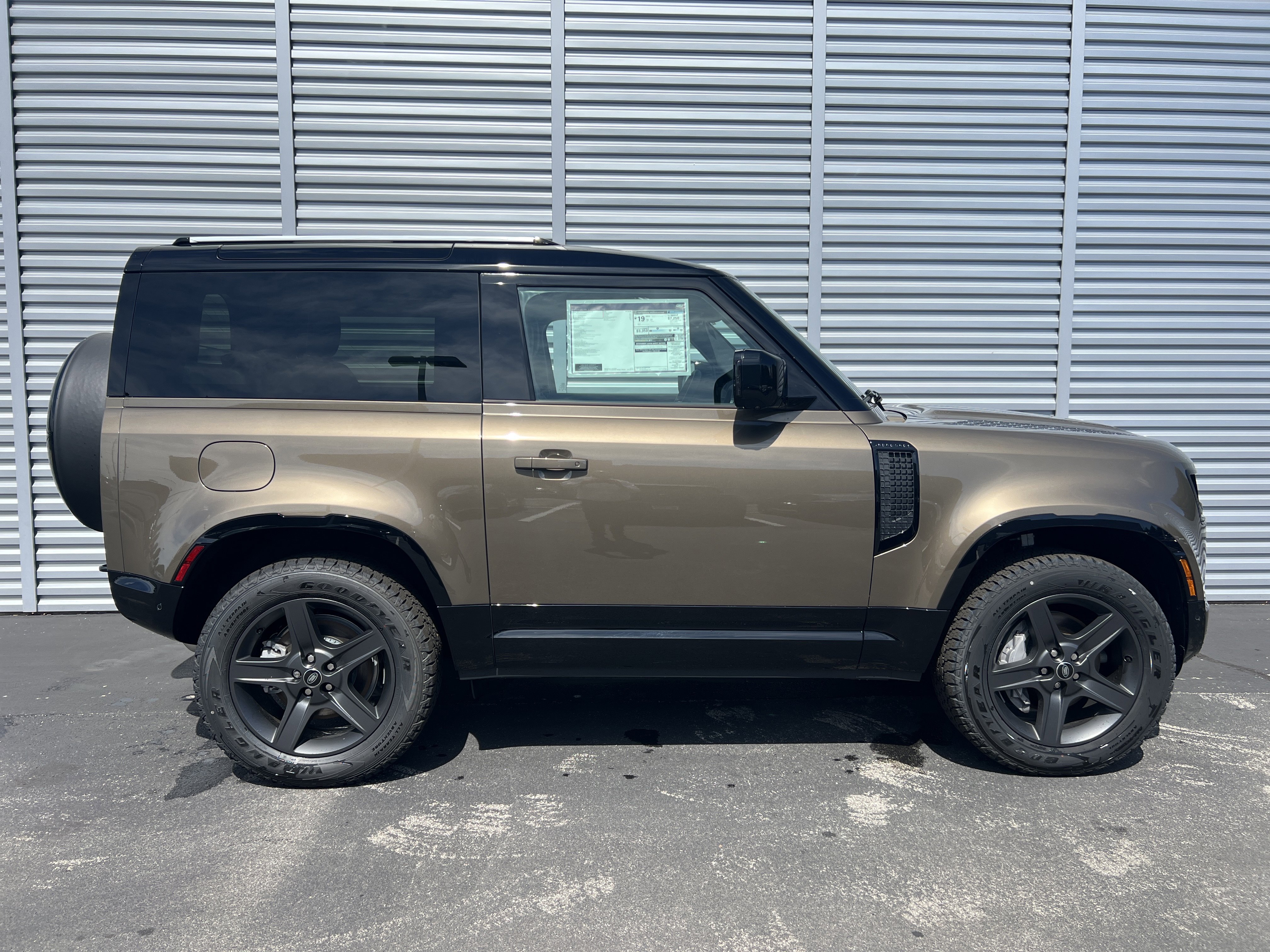 New 2025 Land Rover Defender 90 X-Dynamic SE image 5