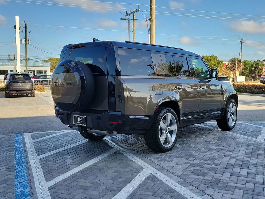 New 2026 Land Rover Defender 130 X-Dynamic SE image 5