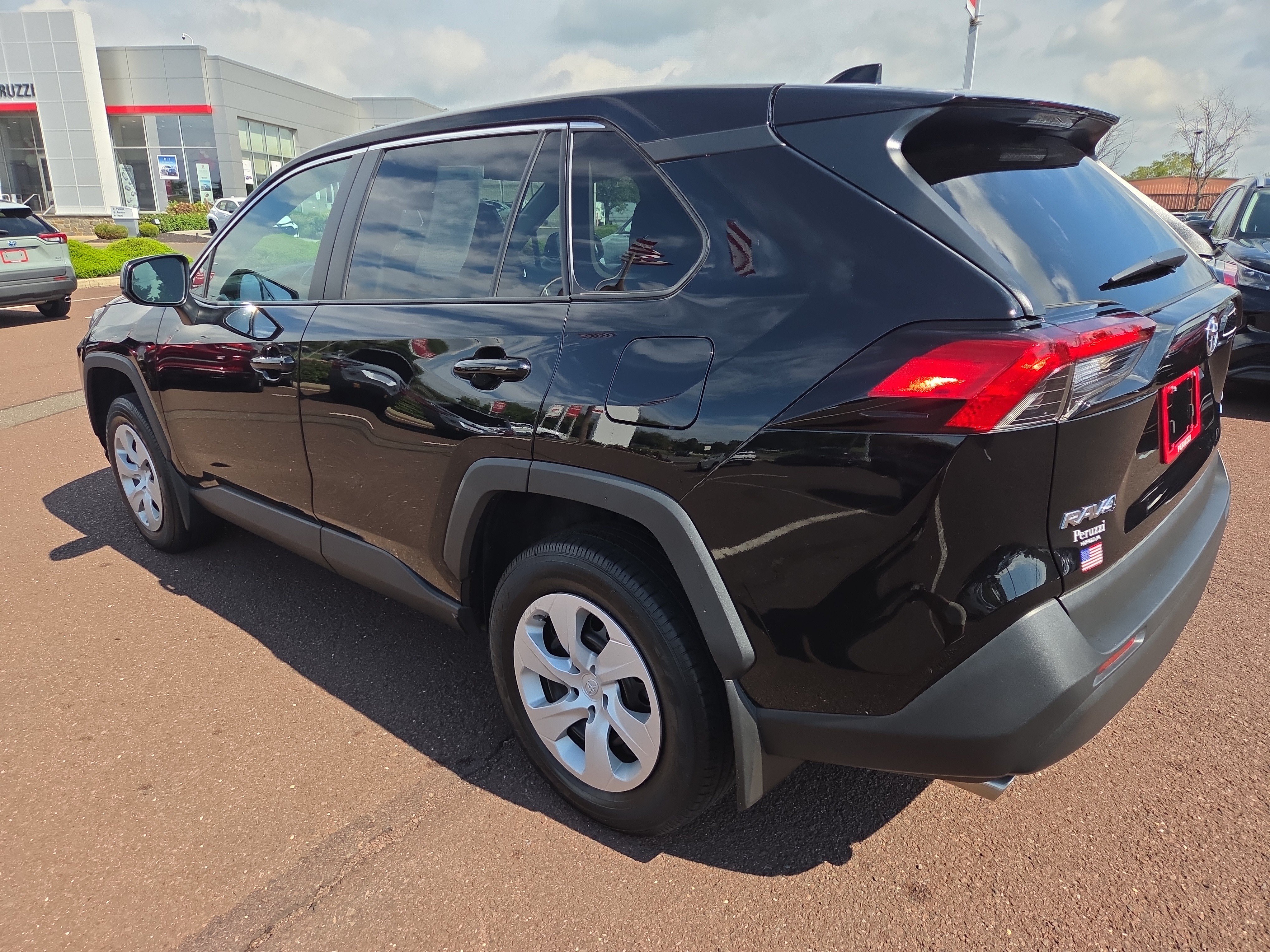 Certified 2023 Toyota RAV4 LE AWD/4WD image 5