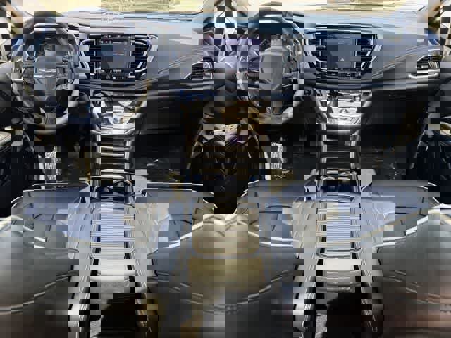 Used 2022 Chrysler Pacifica Limited w/ Uconnect Theater Family Group image 13