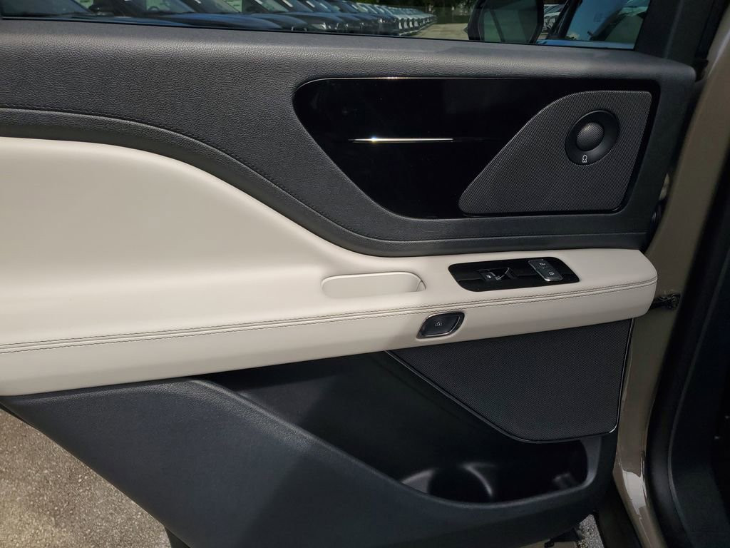 New 2025 Lincoln Aviator 2WD w/ Equipment Group 101A image 9