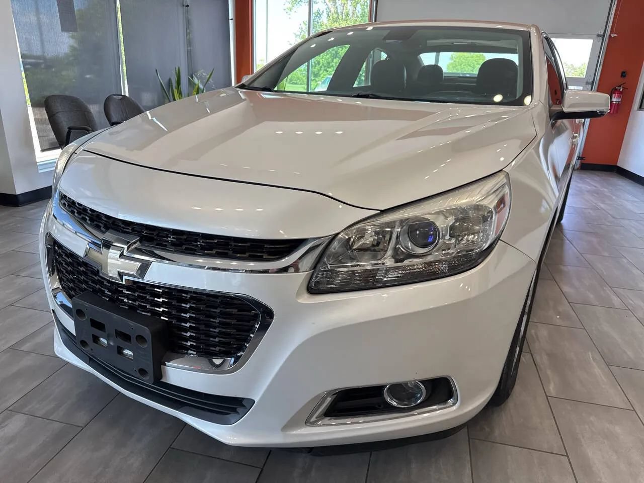 Used 2015 Chevrolet Malibu LT w/ Leather Package FWD image 4