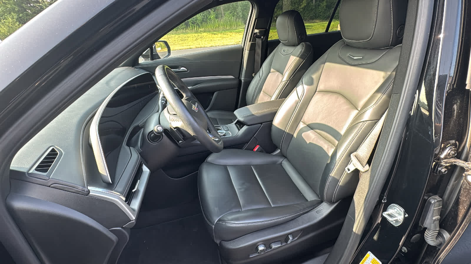 Certified 2025 Cadillac XT4 Premium Luxury AWD/4WD image 8